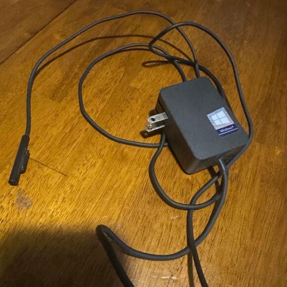 Genuine 24W 15V 1.6A 1735 Charger for Microsoft Surface Pro4 M3 Surface Go - Picture 1 of 4